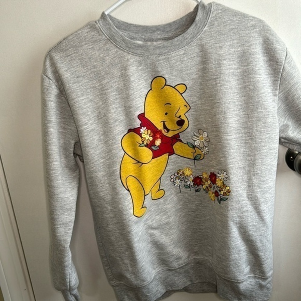 Disney Winnie the pooh pull over grey crew neck sweater embroidered flowers Med